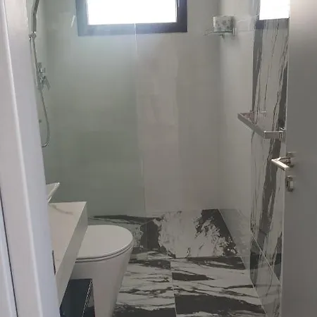 όμορφο καινούργιο σε μικρή πολυκατοικία Apartment *
