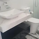 όμορφο καινούργιο σε μικρή πολυκατοικία *