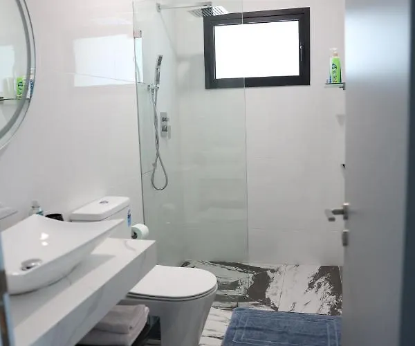 όμορφο καινούργιο σε μικρή πολυκατοικία * Oroklini